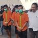 Tiga tersangka kasus pencurian knalpot dan velg motor saat digelandang ke Polresta Gorontalo Kota, Rabu (31/7/2024).(Foto Sari/gopos)