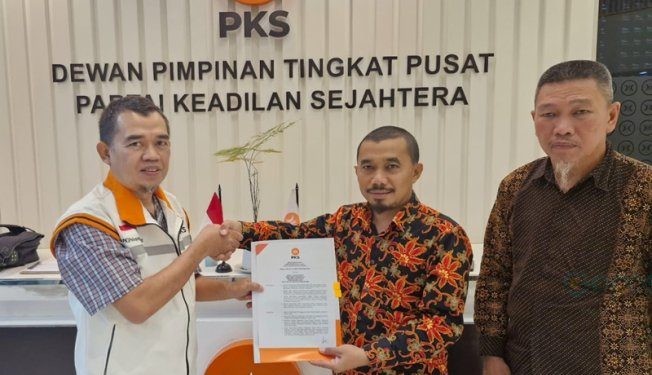 Ketua DPD PKS Kabupaten Gorontalo, Rizal Badja menerima surat rekomendasi Calon Bupati Gorontalo, Roni Sampir di kantor DPP PKS. (Foto: Istimewa)