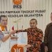 Ketua DPD PKS Kabupaten Gorontalo, Rizal Badja menerima surat rekomendasi Calon Bupati Gorontalo, Roni Sampir di kantor DPP PKS. (Foto: Istimewa)
