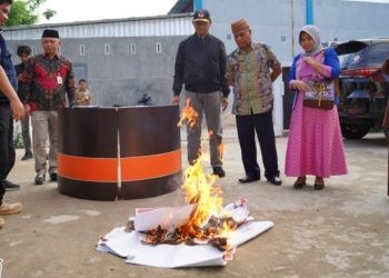 Pemusnahan surat suara rusak disaksikan langsung perwakilan KPU RI, KPU Provinsi Gorontalo, Pemda dan Kapolres Boalemo, berlangsung di halaman kantor KPU Boalemo, Jumat (12/7/2024).(F KPU)