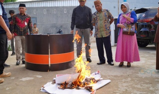Pemusnahan surat suara rusak disaksikan langsung perwakilan KPU RI, KPU Provinsi Gorontalo, Pemda dan Kapolres Boalemo, berlangsung di halaman kantor KPU Boalemo, Jumat (12/7/2024).(F KPU)