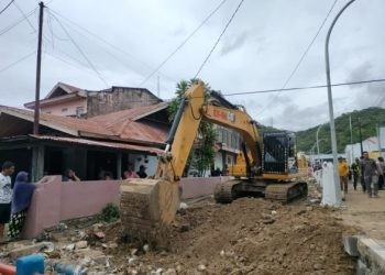 Pengerukan material banjir yang terjadi di Kelurahan Talumolo, Kecamatan Dumbo Raya, Kota Gorontalo mulai dikerjakan, Kamis Siang (4/7/2024). (Foto Putra/gopos)