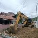 Pengerukan material banjir yang terjadi di Kelurahan Talumolo, Kecamatan Dumbo Raya, Kota Gorontalo mulai dikerjakan, Kamis Siang (4/7/2024). (Foto Putra/gopos)