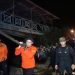 Salah satu jenazah korban tewas di tambang Suwawa, Bone Bolango, Gorontalo saat dievakuasi tim SAR gabungan.