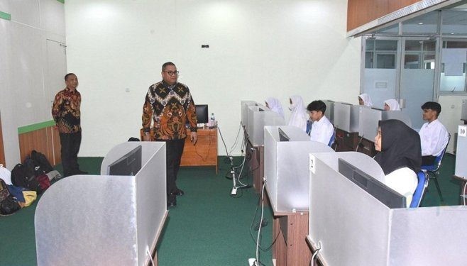 Rektor UNG, Eduart Wolok memantau langsung pelaksanaan seleksi mandiri CBT, Rabu (17/7/2024). (foto UNG)