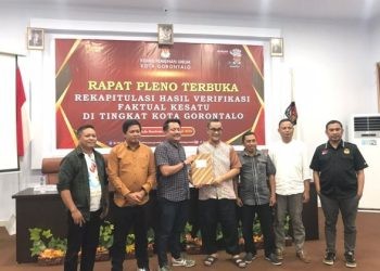 Foto bersama penyerahan berkas oleh KPU Kota Gorontao kepada perwakilan Tim Bacalon Walikota dan Wakil Walikota di KPU Kota Gorontalo, 
 Jumat (12/7/2024) (Rama/Gopos)