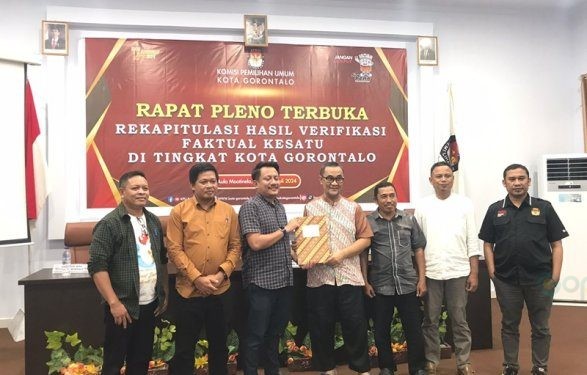 Foto bersama penyerahan berkas oleh KPU Kota Gorontao kepada perwakilan Tim Bacalon Walikota dan Wakil Walikota di KPU Kota Gorontalo, 
 Jumat (12/7/2024) (Rama/Gopos)
