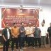 Foto bersama penyerahan berkas oleh KPU Kota Gorontao kepada perwakilan Tim Bacalon Walikota dan Wakil Walikota di KPU Kota Gorontalo, 
 Jumat (12/7/2024) (Rama/Gopos)