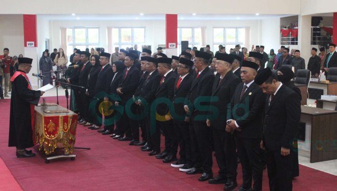 Anggota DPRD Bone Bolango Periode 2024-2029 resmi dilantik, Rabu siang (14-8-1024). Pelantikan berlangsung di ruang Paripurna DPRD Kabupaten Bone Bolango.