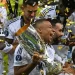 Penyerang Real Madrid, Kylian Mbappe merayakan kemenangan dengan trofi setelah pertandingan Piala Super UEFA 2024 antara Real Madrid vs Atalanta di Warsawa, pada 14 Agustus 2024. Sergei GAPON / AFP.