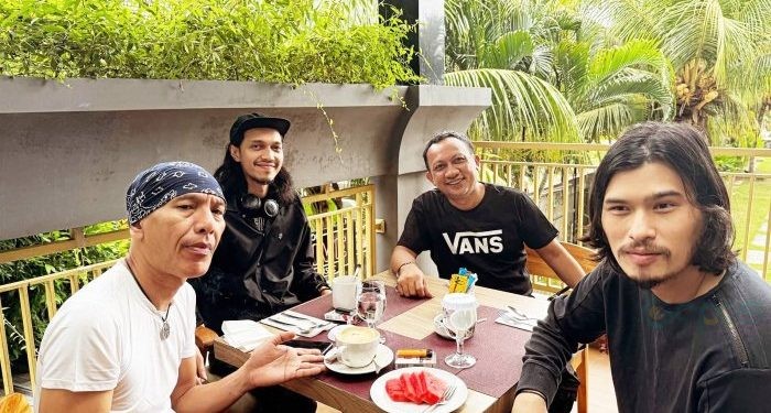 CEO Deal Indonesia, Syarief Abd. Wahab (tengah) ketika mendampingi personel Dewa-19 saat konser di Gorontalo. foto istimewa