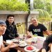 CEO Deal Indonesia, Syarief Abd. Wahab (tengah) ketika mendampingi personel Dewa-19 saat konser di Gorontalo. foto istimewa