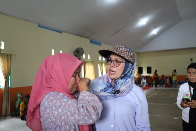 Salah seorang masyarakat Bonepantai saat menceritakan sembari menangis saat kejadian banjir bandang menimpa warga setempat. (Foto Adit/Prokopim)