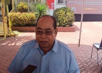 Anggota Komisi I DPRD Provinsi Gorontalo, Adhan Dambea saat meninjau kesiapan KPU provinsi Gorontalo, Selasa (27/8/2024). (Foto Sari/ gopos)