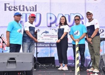 Penyerahan rumpon bantuan program Kampung Berseri Astra kepada desa Botubarani yang juga didampingi Plt. Asisten III Bidang Administrasi Umum Yosef P Koton dan Kepala Dinas Pariwisata, pada Festival Hiu Paus Gorontalo 2024 di Desa Botubarani, Sabtu (31/8/2024). (Foto – Haris Diskominfotik)