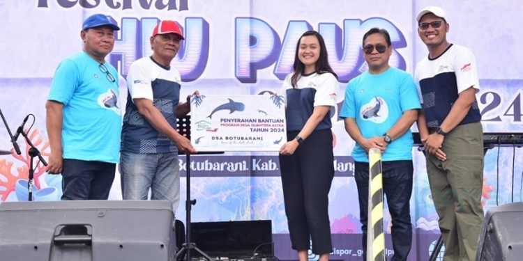 Penyerahan rumpon bantuan program Kampung Berseri Astra kepada desa Botubarani yang juga didampingi Plt. Asisten III Bidang Administrasi Umum Yosef P Koton dan Kepala Dinas Pariwisata, pada Festival Hiu Paus Gorontalo 2024 di Desa Botubarani, Sabtu (31/8/2024). (Foto – Haris Diskominfotik)
