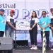 Penyerahan rumpon bantuan program Kampung Berseri Astra kepada desa Botubarani yang juga didampingi Plt. Asisten III Bidang Administrasi Umum Yosef P Koton dan Kepala Dinas Pariwisata, pada Festival Hiu Paus Gorontalo 2024 di Desa Botubarani, Sabtu (31/8/2024). (Foto – Haris Diskominfotik)