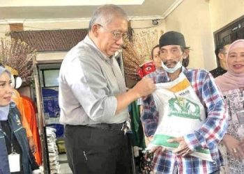 Direktur Utama Perum Bulog Bayu Krisnamurthi (dua kiri) menyerahkan bantuan pangan 10 kg secara simbolis kepada keluarga penerima manfaat di Kelurahan Pela Mampang, Jakarta Selatan, Jumat (3/5/2024). ANTARA/Harianto