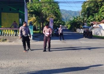 Unit Laka Lantas, Satlantas Polres Bone Bolango sedang melakukan olah TKP atas peristiwa tabrakan antara mobil Damkar dan pengendara sepeda motor.(Foto putra)