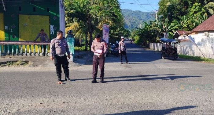Unit Laka Lantas, Satlantas Polres Bone Bolango sedang melakukan olah TKP atas peristiwa tabrakan antara mobil Damkar dan pengendara sepeda motor.(Foto putra)