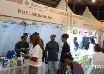 Salah satu UMKM Kopi Papua dari Ambaidiru, Kepulauan Yapen Papua pada Feskop 2024 di Kota Jayapura. (ANTARA/Qadri Pratiwi)