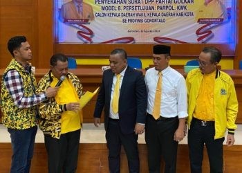 Sekretaris DPD I Golkar Gorontalo, menyerahkan SK pencalonan untuk Hendra Hemeto dan Warsito pada Pilkada Kabupaten Gorontalo