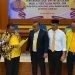 Sekretaris DPD I Golkar Gorontalo, menyerahkan SK pencalonan untuk Hendra Hemeto dan Warsito pada Pilkada Kabupaten Gorontalo