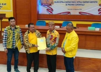 Penyerahan dukungan Partai Golkar untuk pasangan Saipul Mbuinga-Iwan Adam