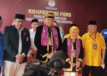 Pasangan Cagub dan Cawagub Gorontalo Gusnar Ismail dan Idah Syahidah resmi mendaftar di KPU Provinsi Gorontalo, Kamis (29/8/2024).(Foto Sari gopos)