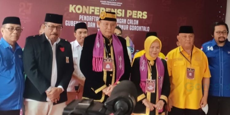 Pasangan Cagub dan Cawagub Gorontalo Gusnar Ismail dan Idah Syahidah resmi mendaftar di KPU Provinsi Gorontalo, Kamis (29/8/2024).(Foto Sari gopos)