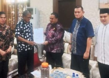 Penyerahan SK Gubernur tentang pemberhentian Anggota DPRD periode 2019-2024 dan pengangkatan anggota DPRD Periode  2024-2029 Kota Gorontalo  kepada Penjabat Walikota Gorontalo didampingi Pj sekda Kota Gorontalo, Sekwan kota Gorontalo.