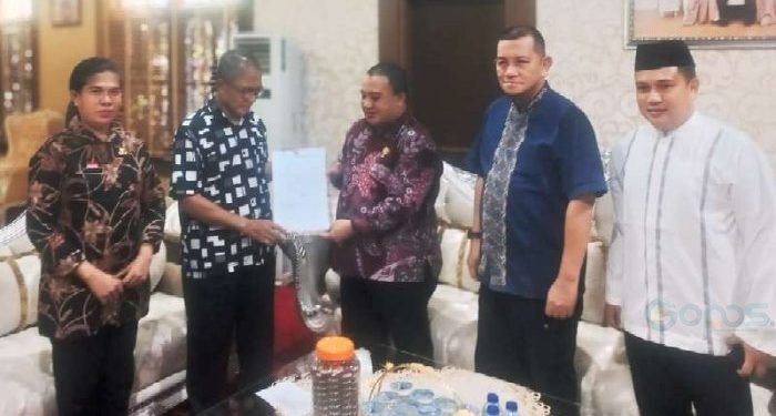 Penyerahan SK Gubernur tentang pemberhentian Anggota DPRD periode 2019-2024 dan pengangkatan anggota DPRD Periode  2024-2029 Kota Gorontalo  kepada Penjabat Walikota Gorontalo didampingi Pj sekda Kota Gorontalo, Sekwan kota Gorontalo.