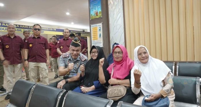 Kantor Wilayah Kementerian Hukum dan HAM Gorontalo menggelar Layanan Publik Akhir Pekan dalam rangkaian Hari Pengayoman Ke-79, di Kantor Imigrasi Kelas I TPI Gorontalo, Sabtu (3-8-2024)