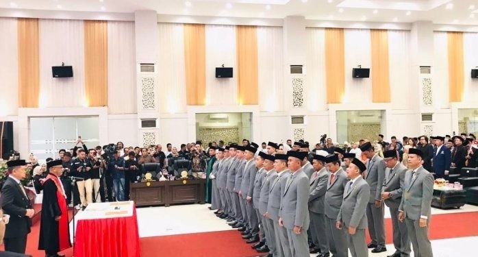 Foto Proses Pengambilan Sumpah/Janji Aleg Terpilih Periode 2024-2029 yang dipimpin oleh Ketua Pengadilan Negeri Gorontalo, di GPCC, Senin/12/8/2024. (foto. Rama/Gopos