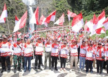 Jelang HUT Kemerdekaan RI ke 79, Pemkab Asahan Kibarkan Bendera Merah Putih di Lokasi Wisata Air Terjun Ponot.