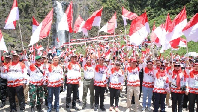 Jelang HUT Kemerdekaan RI ke 79, Pemkab Asahan Kibarkan Bendera Merah Putih di Lokasi Wisata Air Terjun Ponot.