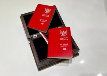 Direktorat Jenderal (Ditjen) Imigrasi menyematkan warna bendera kebangsaan Indonesia, merah putih dalam desain baru paspor Republik Indonesia yang diumumkan bertepatan dengan peringatan Hari Kemerdekaan Ke-79 RI, Sabtu (17/08/2024).