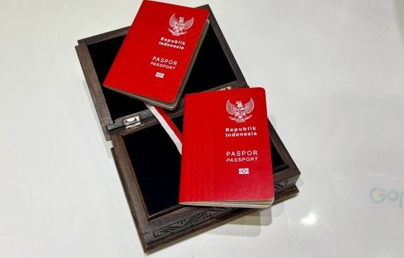 Direktorat Jenderal (Ditjen) Imigrasi menyematkan warna bendera kebangsaan Indonesia, merah putih dalam desain baru paspor Republik Indonesia yang diumumkan bertepatan dengan peringatan Hari Kemerdekaan Ke-79 RI, Sabtu (17/08/2024).