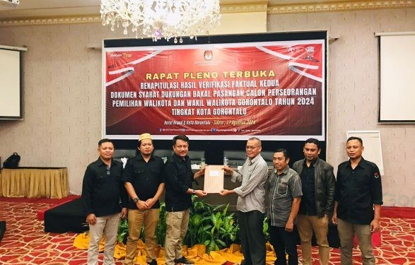 Foto penyerahan berita acara hasil Rapat Pleno Terbuka Rekapitulasi Hasil Verfak Dokumen Syarat Dukungan Bapaslon Perseorangan Pemilihan Walikota dan Wakil Walikota Kota Gorontalo 2024 kepada LO Pasangan AIR di Hotel Grand Quality (Minggu/18/04/2024) Rama/Gopos