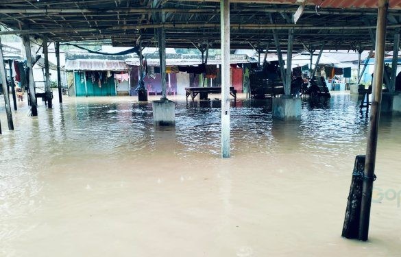 Puluhan warga terdampak Banjir di Desa Mootayu Kecamatan Bone Raya, Kabupaten Bone Bolango Selasa dini hari (20-8-2024).