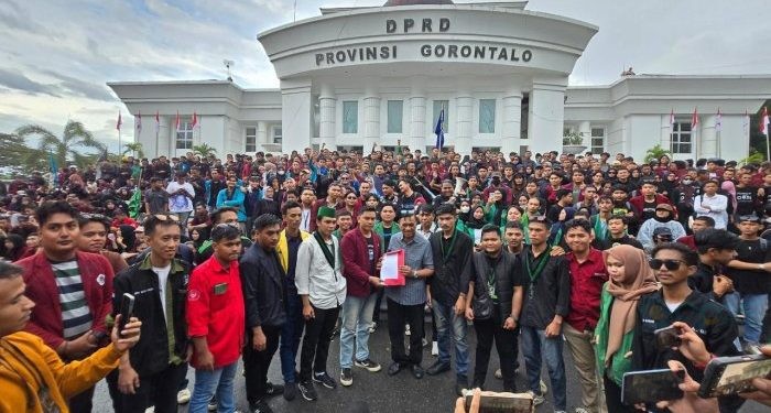 Capt: Petisi diterima dan ditandatangani oleh Anggota DPRD Provinsi Gorontalo (23/08/24)