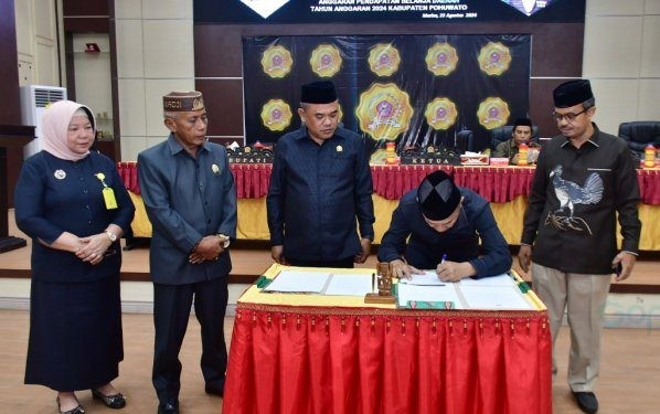 Penandatanganan Persetujuan Bersama Ranperda Perubahan APBD 2024, berlangsung di ruang sidang DPRD Pohuwato, Jum'at (24/08/2024) (Iwan Karim)