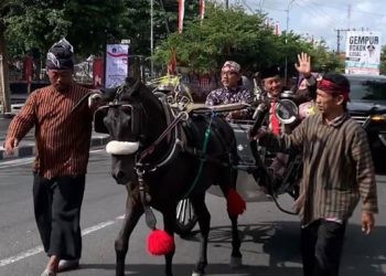Anggota DPRD Kabupaten Blitar, Mujib saat naik delman menuju kantor dewan, Selasa, 27 Agustus 2024. (Foto: Gopos)