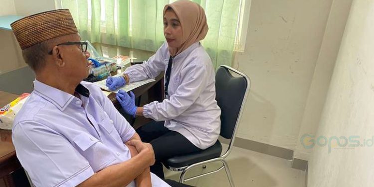 Pasangan Calon Bupati Bone Bolango dan Calon Wakil Bupati Bone Bolango Ismet Mile-Risman Tolingguhu (IRIS) melaksanakan pemeriksaan kesehatan di Rumah Sakit Toto, Bone Bolango, Jumat Pagi (30-8-2024).