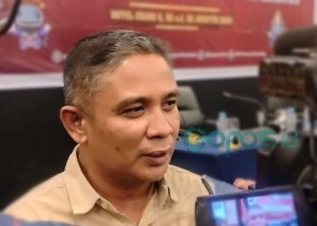 Komisioner KPU Provinsi Gorontalo, Opan Hamsah diwawancarai awak media saat kegiatan Rapat Kerja Pengelolaan Media Sosial Sebagai Upaya Peningkatan Partisipasi Masyarakat Pemilih Pada Pilkada Serentak Tahun 2024 Bagi KPU Kabupaten Kota dan PPK Se-Provinsi Gorontalo, Jumat (2-8-2024).