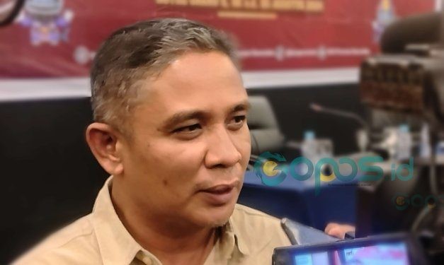 Komisioner KPU Provinsi Gorontalo, Opan Hamsah diwawancarai awak media saat kegiatan Rapat Kerja Pengelolaan Media Sosial Sebagai Upaya Peningkatan Partisipasi Masyarakat Pemilih Pada Pilkada Serentak Tahun 2024 Bagi KPU Kabupaten Kota dan PPK Se-Provinsi Gorontalo, Jumat (2-8-2024).
