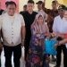Wakil Ketua DPR RI Rachmat Gobel memberikan bantuan kepada Korban Banjir di Kelurahan Biawao, Kecamatan Kota Selatan, Kota Gorontalo, Ahad (4-8-2024).
