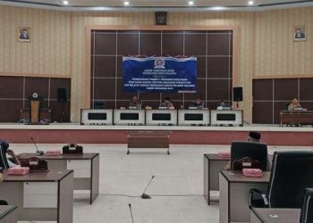 Rapat Paripurna DPRD Bone Bolango Pembicaraan Tingkat I Terhadap Rancangan Peraturan Daerah Tentang Anggaran Pendapatan Dan Belanja Daerah Perubahan Kabupaten Bone Bolango Tahun Anggaran 2024, Selasa malam (7-8-2024).