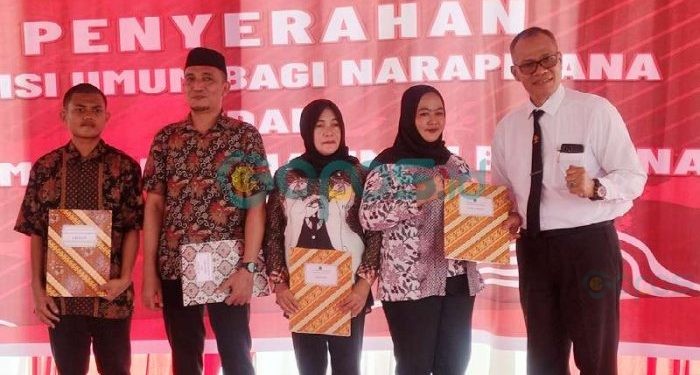 Penyerahan SK Remisi kepada Narapidana (NAPI) di Gorontalo oleh Kepala Kemenkumham Gorontalo, Pagar Butarbutar, di Lapas Perempuan Gorontalo, Sabtu (17-8-2024). (Putra/Gopos)