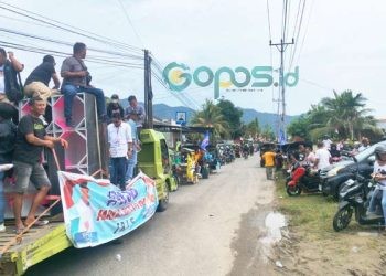 Ribuan massa ikut mengawal pendaftaran pasangan calon Ismet Mile-Risman Tolingguhu ke KPU Bone Bolango, Kamis (29-8-2024).
